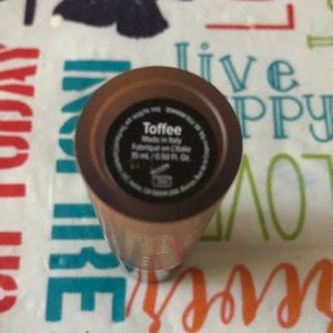 Too faced multi-use sculpting concealer